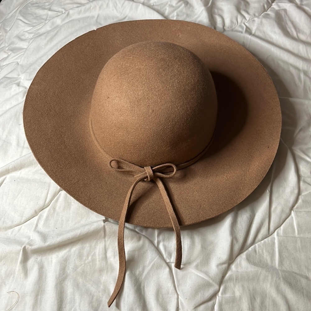 Like new Worn 1x. Sun hat